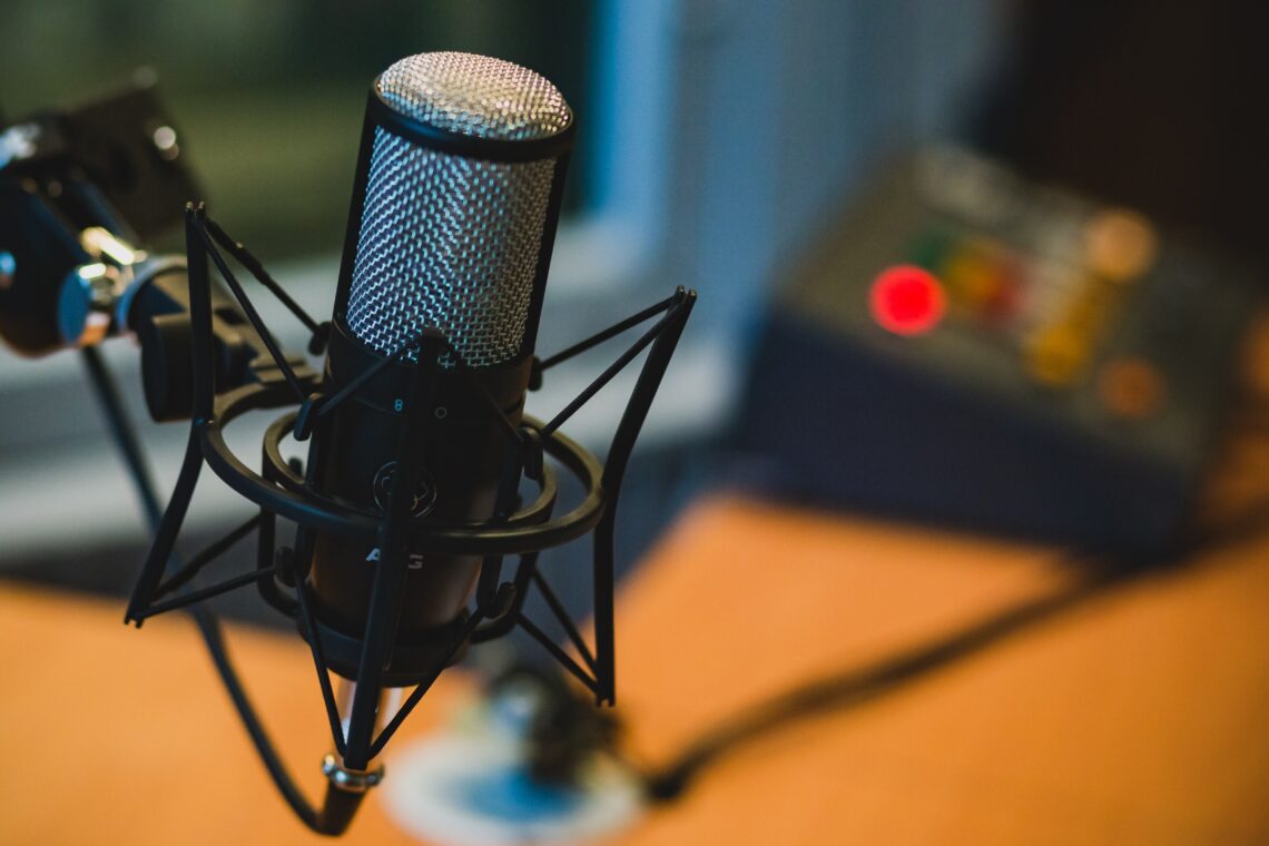 Ran ans Mikrofon! Podcasts als journalistisches Format. (Foto: Pixabay)