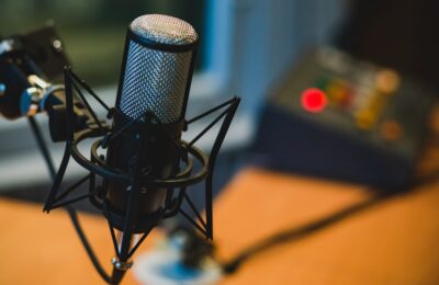 Ran ans Mikrofon! Podcasts als journalistisches Format. (Foto: Pixabay)